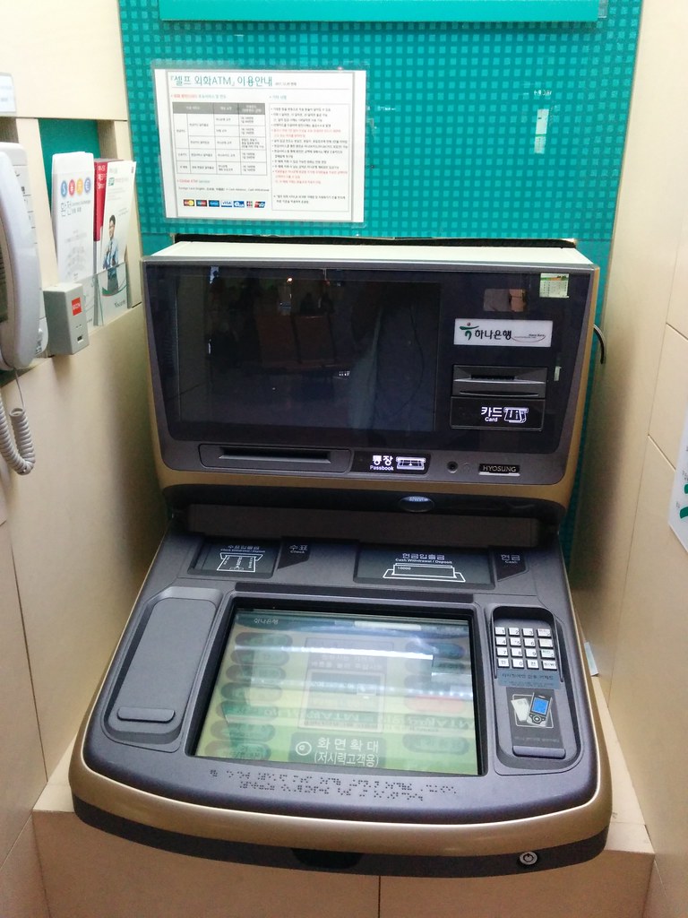 2014 年拍攝的仁川機場 ATM;不能用照片確認目前位置、費用或支援卡別。