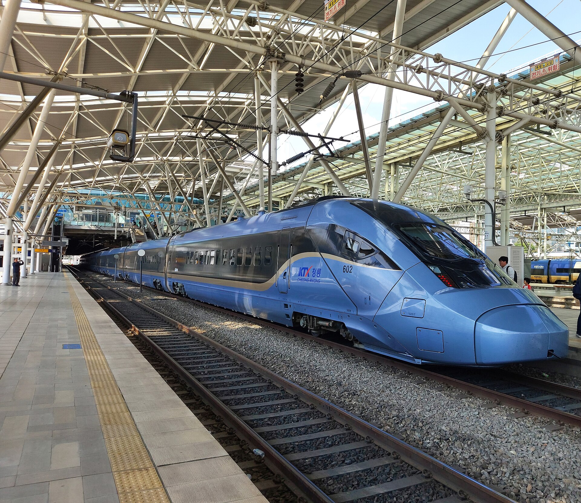 A blue KTX-Cheongryong high-speed train waiting beside a platform at Seoul Station.