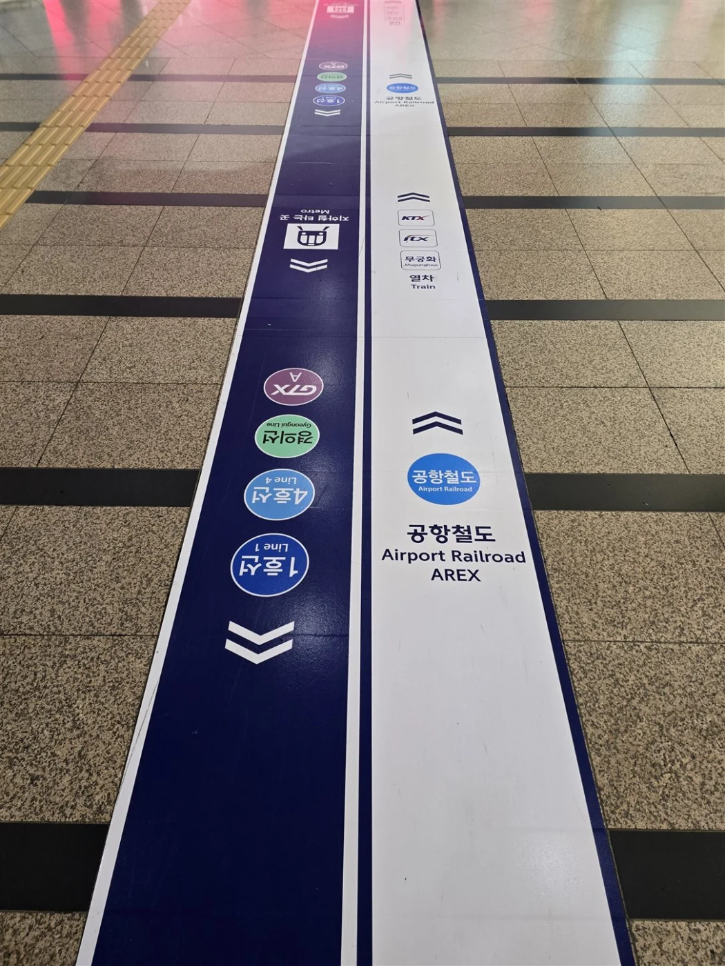 ソウル駅の床にある空港鉄道・地下鉄の方向案内