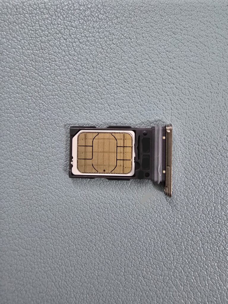Samsung Galaxy S24 Ultra SIM 托盤中接點朝上的 nano-SIM。