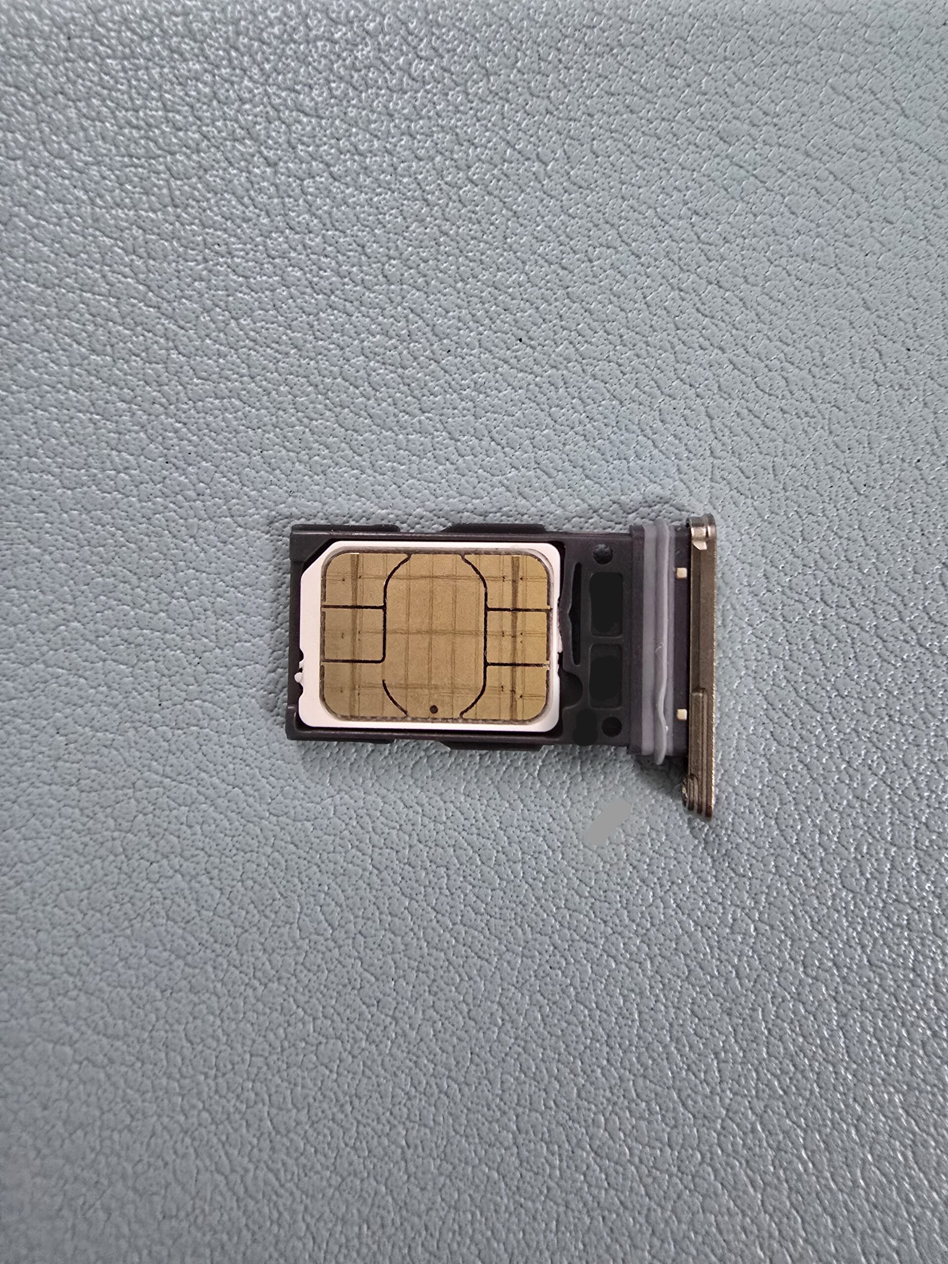 Samsung Galaxy S24 Ultra SIM 托盤中接點朝上的 nano-SIM。