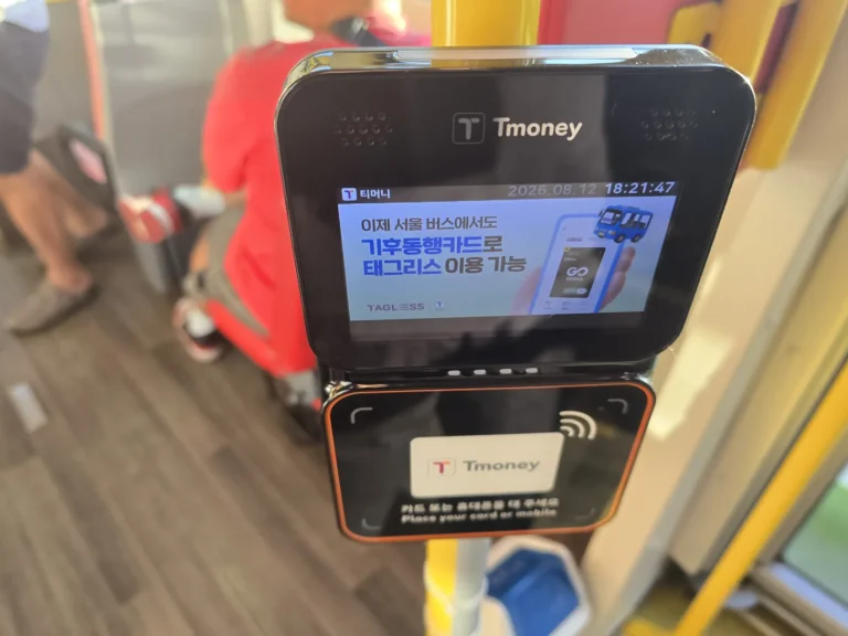 首爾公車前門旁安裝的 Tmoney 感應讀卡機。