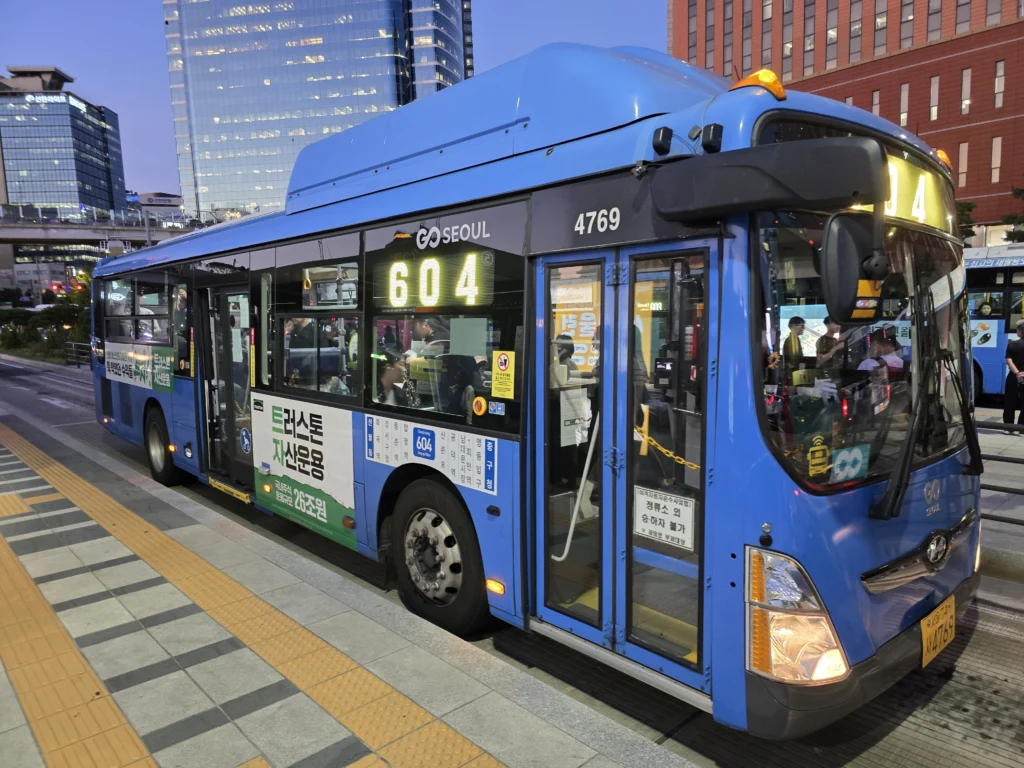 前面と側面に604番を表示したソウルの青い市内バス。