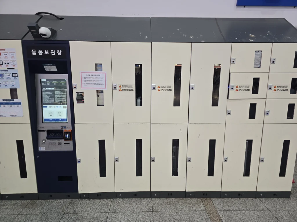 首爾站 SAENU 終端機與有編號的置物櫃。