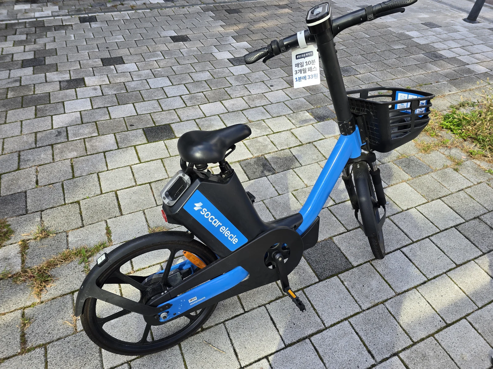 藍色 SOCAR elecle 共享電動自行車，車把掛牌宣傳三個月方案